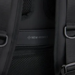 New Rebels Jessi Easton Underseater Rugzak 17L Waterafstotend PU Handbagage 40x30x20 Airline Tas 15.6 inch Laptopvak Zwart