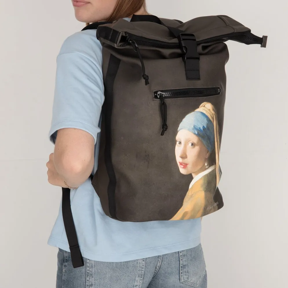 New Rebels Mart Arts – New York Parelmeisje Rolltop Rugzak 16L | Johannes Vermeer Waterafstotend Backpack