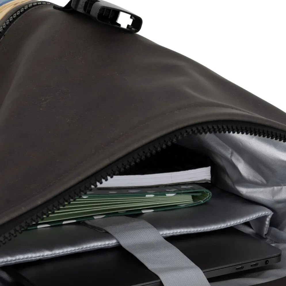 New Rebels Mart Arts – New York Parelmeisje Rolltop Rugzak 16L | Johannes Vermeer Waterafstotend Backpack