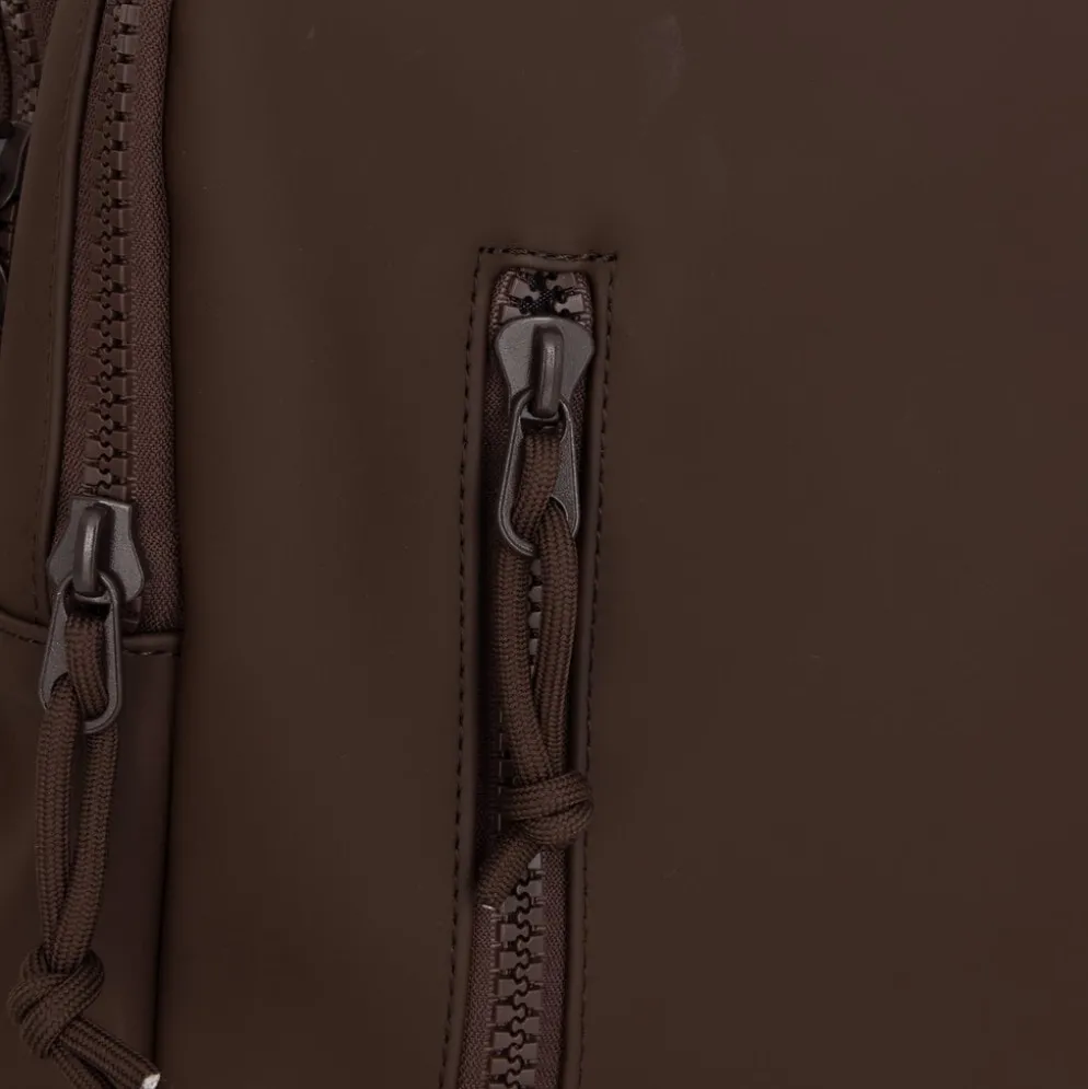 New Rebels William Milwaukee 18 L Laptoprugzak – Waterafstotend PU, Geschikt voor 15,6″ Laptop Mocca